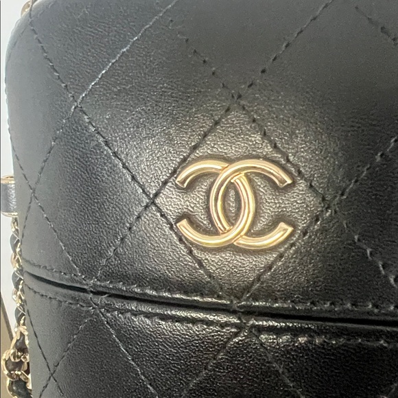 Chanel Chain around leather crossbody bag - Picture 3 of 12